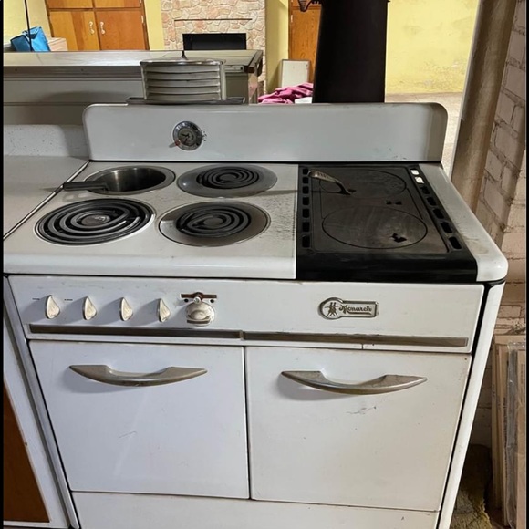 Stove - Picture 1 of 1